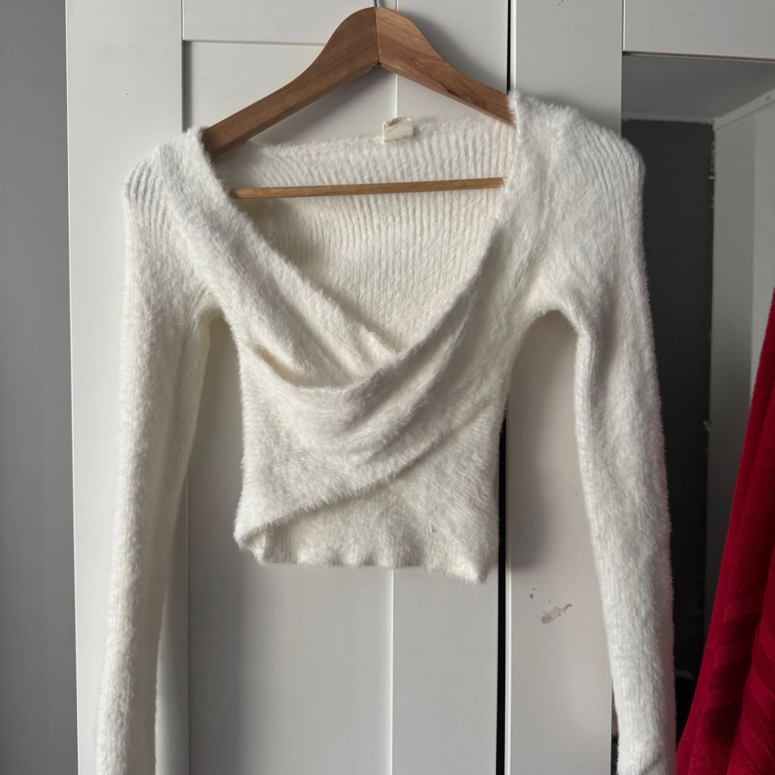 Vit fluffig croppad omlottopp