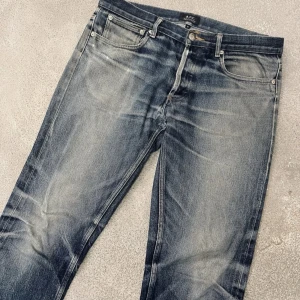 A.P.C. Selvedge jeans - Storlek 31. Sitter som 30 i waist. Nytt hål i knät(sista bilden) fast kan enkelt lagas. De sitter ganska slim. Midja ca 43 cm. Längd ca 109 cm. Benöppning 17,5 cm