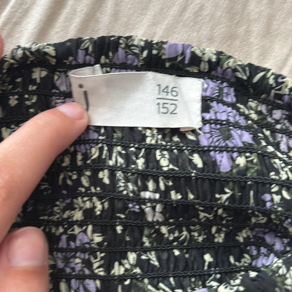 Svart blommig volangkjol - 1