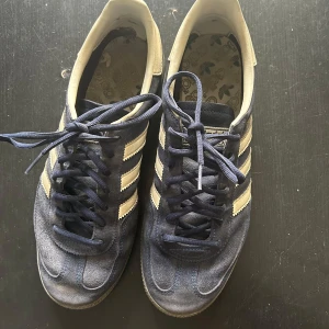 Adidas Spezial - Säljer mina Adidas Spezial i blå och vit färg. Skorna har inget trasigt och fungerar utmärkt. Går säkert att få dem ännu fräschare och stiligare genom lite rengöring. Inköpta hösten förra året och är väl använda. Storlek 43,3. Pris kan diskuteras