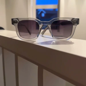 CHIMI 04 grey Andvända få tal gången  - Snygga solglasögon med transparent båge och fyrkantig form. Glasen är mörkgrå och ger en cool vibe. Perfekta för dig som vill sticka ut med en modern och stilren look. Passar till alla outfits och ger ett trendigt intryck.    (Har även kvar kvitto ) Har även fodral och box kvar för dom.