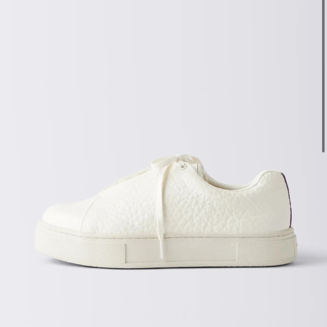 Krämvita sneakers med platt sula - 1