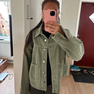 Grön jeansjacka  - Hjälper min lillasyster att sälja hennes gröna jeans jacka från Zara i storlek S som knappt är använd🙌🏽🙌🏽💖