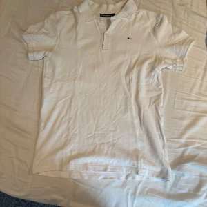 Vit piké från J.Lindeberg - Vit pikétröja från J.Lindeberg med lite slitage i ena armhålan. 