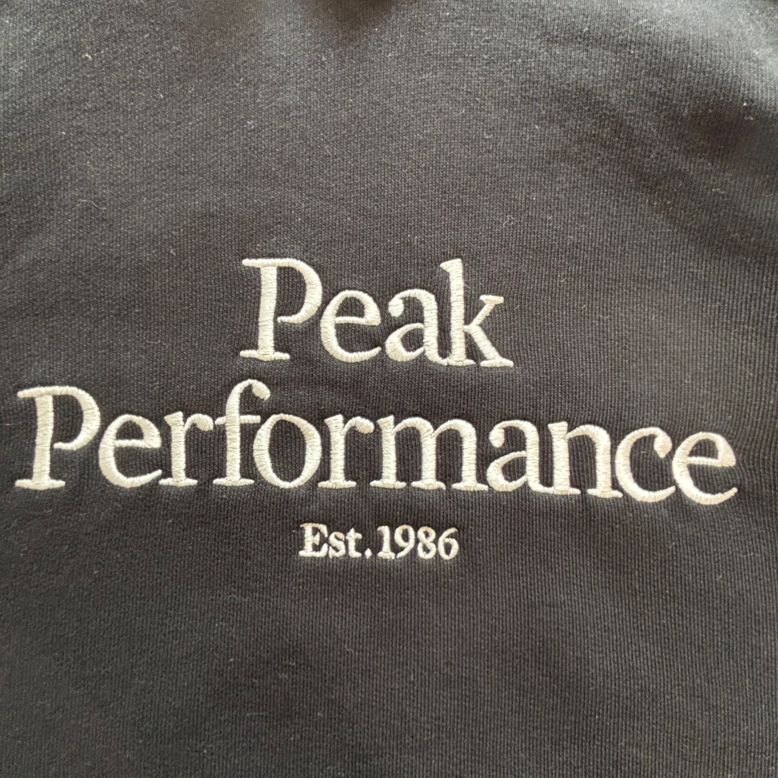 Svart hoodie från Peak Performance - 2
