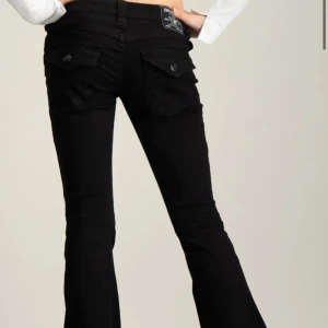 Svarta true religion  - Snygga svarta jeans från True Religion med bootcut passform och låg midja. Jeansen har lite slitningar längst ned och på fickorna, skriv om ni vill ha bild på det. Pris kan diskuteras 😊