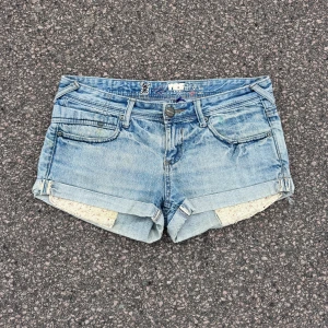 Lågmidjade jeans shorts  - Väldigt snygga shorts som tyvärr inte passar mig och har därför ingen bild på! Midjemått tvärsöver:43cm Midjehöjd: 20cm💕