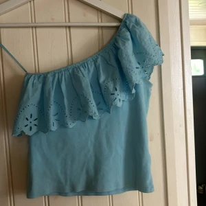 Ljusblå oneshoulder topp från Zara - Superfin ljusblå topp från Zara. Toppen är använd många gånger men inga defekter💞 