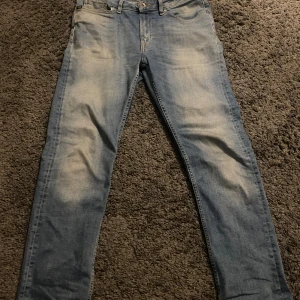 Ljusblå jeans från Tiger of Sweden - Säljer ett par ljusblå jeans från Tiger of Sweden eftersom att jag inte använder dom längre. Nypris är 1500kr.
