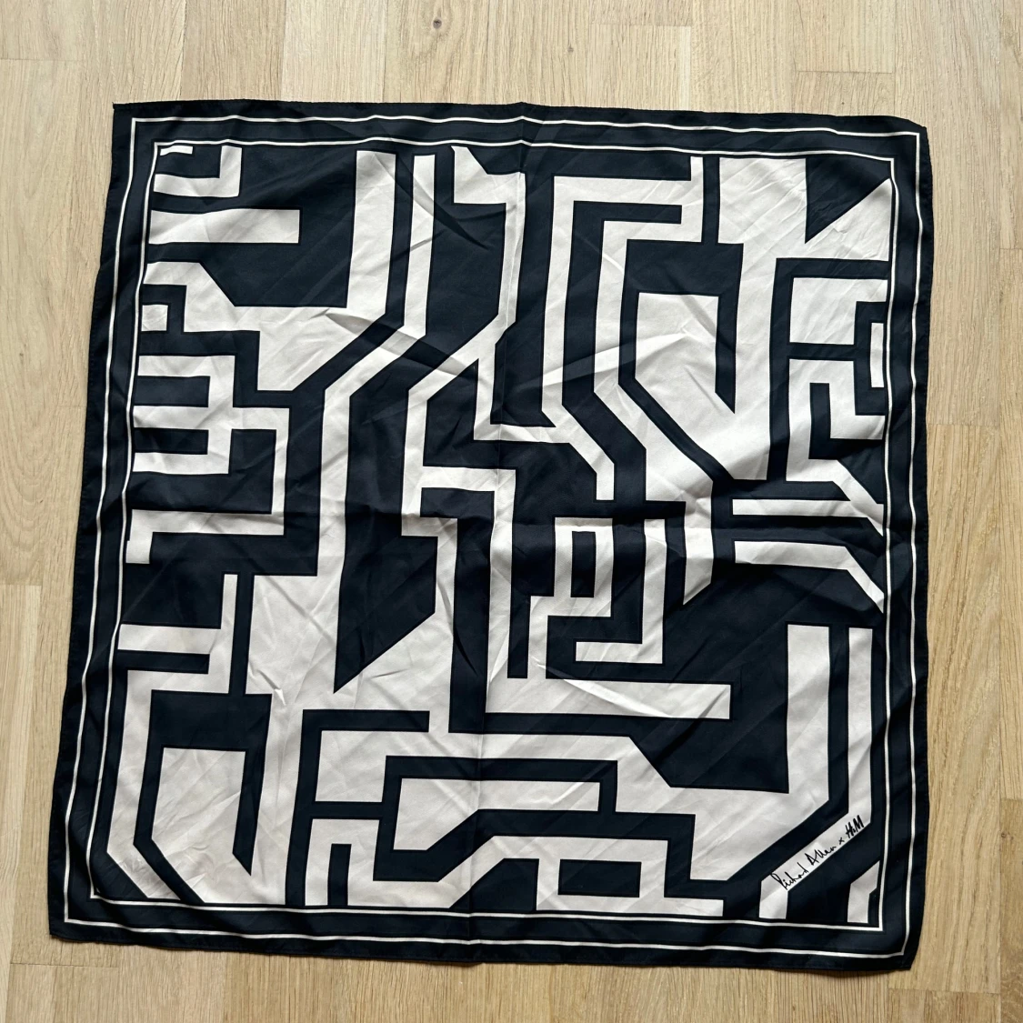 Svartvit scarf från Richard Allan x H&M