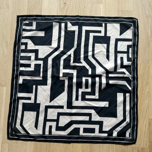 Svartvit scarf från Richard Allan x H&M - Säljer en svartvit scarf från Richard Allan x H&M. Passar perfekt att knyta runt halsen eller i håret. 