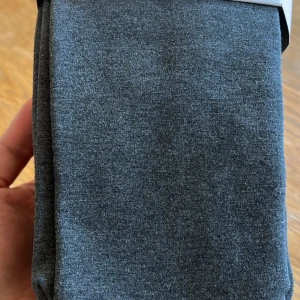 Mörkgrå strumpbyxor från Uniqlo - Säljer ett par mörkgrå strumpbyxor från Uniqlo. De är mjuka och stretchiga, perfekta för att bära under kjol eller klänning. Materialet är en blandning av viskos, polyester, polyamid och elastan för extra komfort.