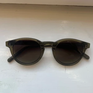 Solglasögon CHIMI - Säljer nu mina chimis. Fick de för någon månad sedan och de har aldrig kommit till användning. De ser helt nya ut och har ingen defekt. Kom privat för mer bilder. Pris kan diskuteras. 