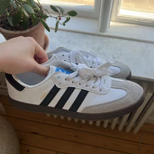Sambas i vitt och svart - Säljer dessa kopior på Adidas Sambas därav priset, helt identiska. Storlek 39. Har använts ca 3 ggr, tyvärr för stora för mig. 
