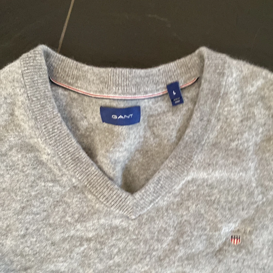 Grå v-ringad tröja från Gant - 1