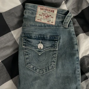 True Religion Becca Mid Rise Bootcut Jeans - Säljer ett par klassiska blå jeans från True Religion, flare/bootcut prisen kan diskuteras skriv om frågor eller fler bilder 