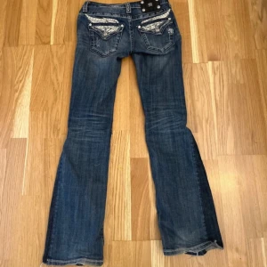  Miss Me jeans - Snygga blå jeans från Miss Me som är omsydda från straight till bootcut. De är lågmidjade och har vingar på fickorna