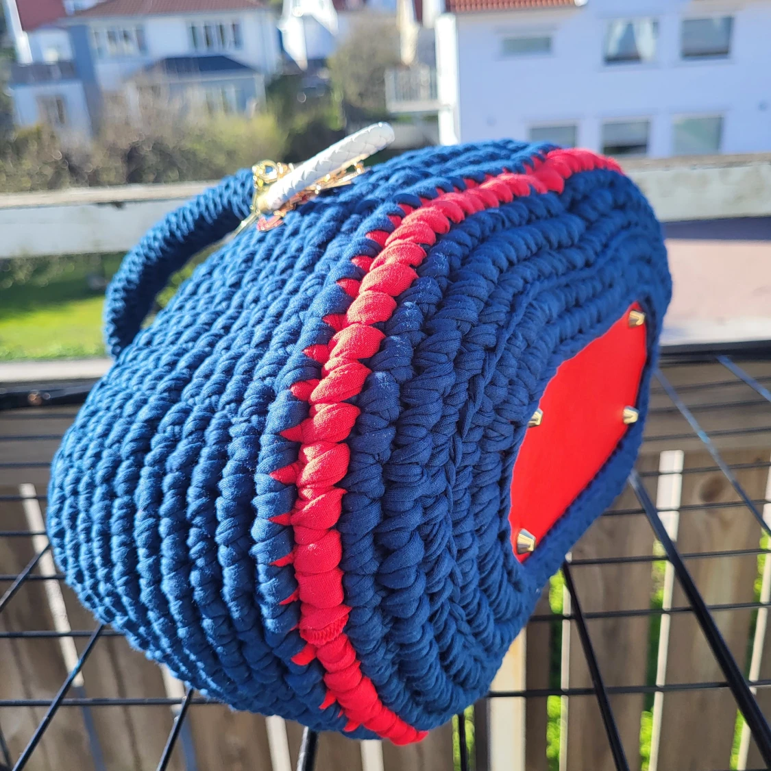 Handgjord blå stickad handväska med röda detaljer - 1