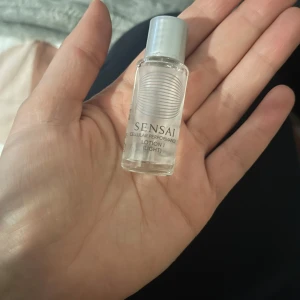 Sensai Cellular Performance Lotion Light - En liten flaska Sensai Cellular Performance Lotion Light, perfekt för att återfukta och fräscha upp huden. Kommer i en genomskinlig plastflaska med skruvlock, smidig att ta med i väskan.