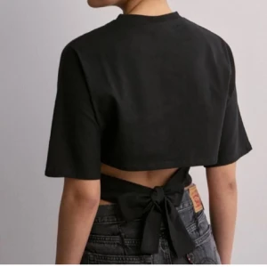 Topp med knyte - Topp med knyte bak, använd 2 gånger. Den ser helt ny ut, inga hål eller fläckar. Sitter som på bilderna.