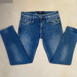 Blå Replay anbass - Säljer nu ett par riktigt feta replay anbass i slim fit. Midjan är W33 och längden L30. Perfekta för sommaren. Tveka inte på att höra av er vid frågor och funderingar