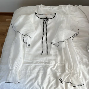 Blus - Säljer en jätte snygg blus från H&M! Den är i nyskick då jag använt fåtal gånger. Blusen är på storlek S och sitter bra på mig som bär xs/s. 