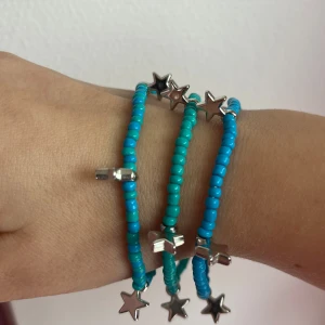 3 pack blå/gröna armband 💚💙 - Säljer detta 3 pack med blå/gröna armband. Fås i en liten presentpåse 💚💙välj postombud (ej instabox) 