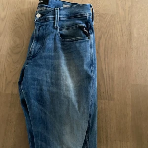 Replay Anbass  - Säljer ett par riktigt schyssta replay jeans. Jeansen är i modellen Anbass och är i mycket bra skick. Dem har inga defekter och det är bara att höra va sig vid frågor eller funderingar!🙌🌟