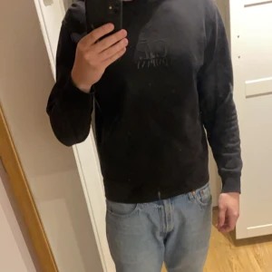Svart sweatshirt från Cp company - Säljer en svart sweatshirt från CP company med diskret logga på bröstet. Tröjan har rund halsringning och långa ärmar. Perfekt för en stilren och enkel look.