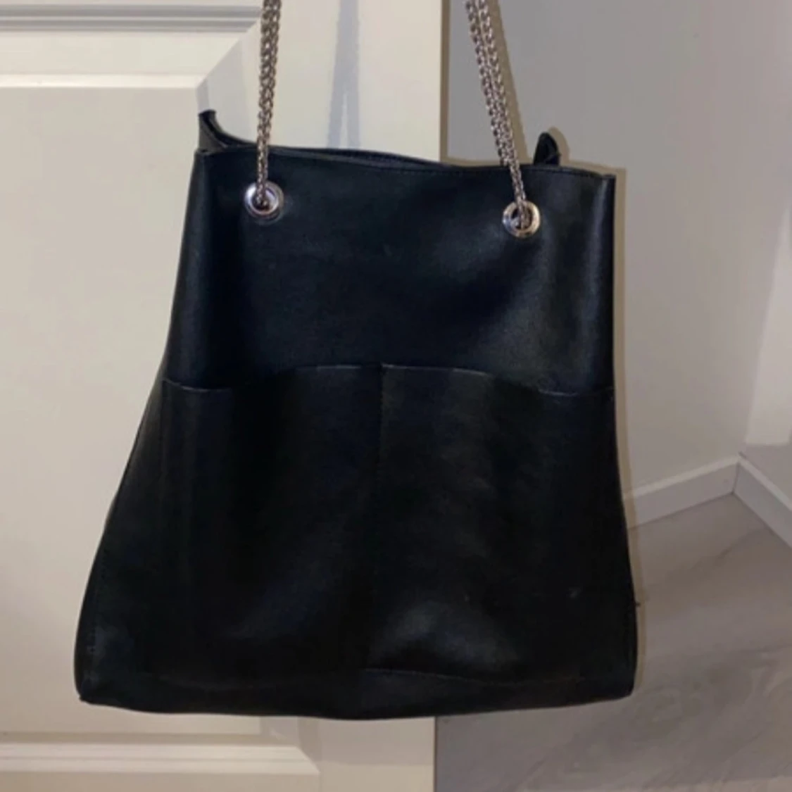 Svart axelväska med kedjerem