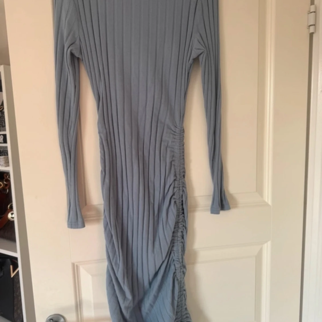 Ljusblå ribbad långklänning med rynkade detaljer