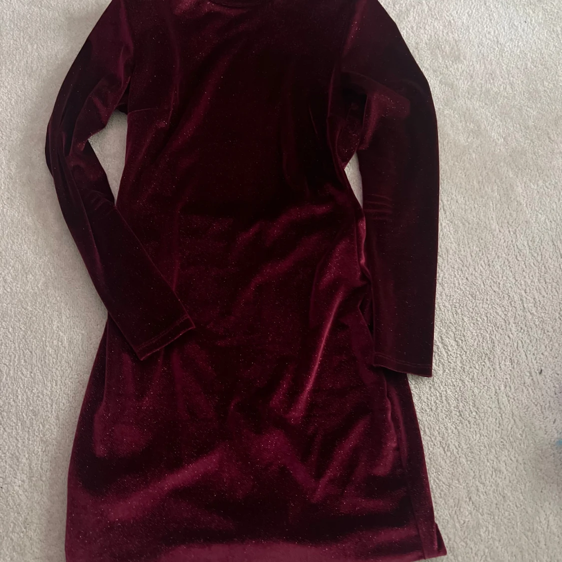 Vinröd sammetsklänning med öppen rygg