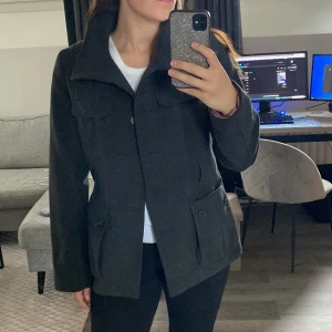 Svart kappa med stora fickor - Svart kappa från Hm, saknar en knapp men inget som märks speciellt mycket. 💖