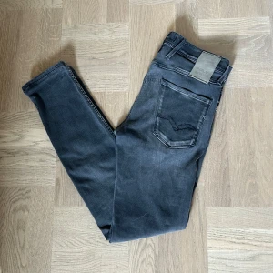Replay anbass jeans   - Säljer nu dessa feta mörkgråa Replay Anbass jeans i storlek 29. De är i fint skick! Hör av dig om du har funderingar🙌🏼