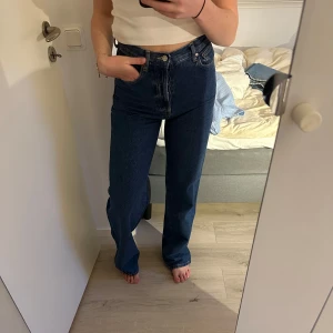 Mörkblå raka jeans - Supersköna högmidjade mörkblå jeans från Mango i storlek 36. Använda fåtal gånger så de är som nya. 