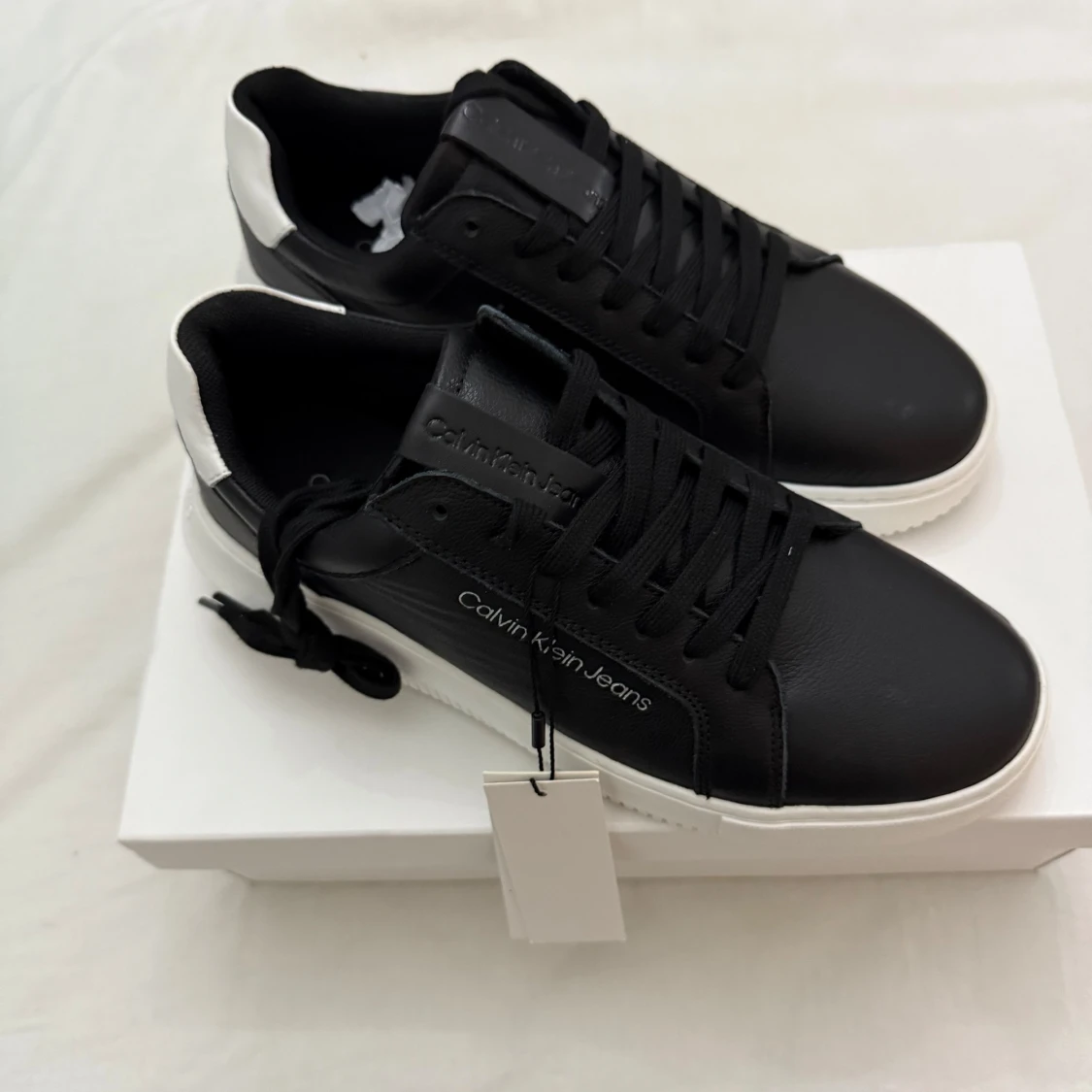 Svarta sneakers från Calvin Klein Jeans - 2