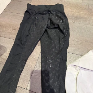 Svarta ridleggings - Svarta ridleggings med hög midja. Vet tyvär helt hundra storlek då lapparna är bortklippta men skulle starkt gissa på xs/s. Andvända 1/2 gånger. Säljs nytvättade