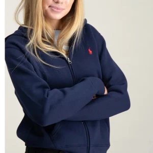 Svart zip-hoodie från Ralph Lauren - Jättefin Hoddie från Ralph lauren , det är den på bilden fast svart med en vit häst ( dm för mer bilder ) den är inte helt ny men inte mycket tecken på andvändning. Hör av vid frågor , köpt för runt 1600 