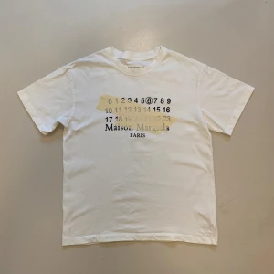 Maison Margiela t shirt - Vit Maison Margiela t shirt (Storlek M) mått axelbredd 50cm längd 65cm ||  Mycket bra skick ||  Pris kan diskuteras ||  Skriv vid minsta fråga eller fundering💯🤝