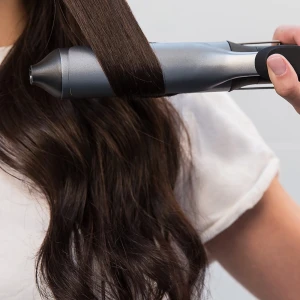 Locktång  - Snygg locktång i  silver och svart design som ger mjuka, glansiga lockar. Ergonomiskt handtag för enkel styling och passar både långt och mellanlångt hår. Perfekt för att skapa volym och definierade lockar. Från Remington perfekt till att locka först lite lätt o lägga i hår rullar i direkt efter man lockat en slinga  