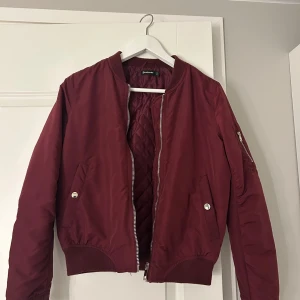 Vinröd bomberjacka - Säljer en vinröd bomberjacka från stradivarius💕