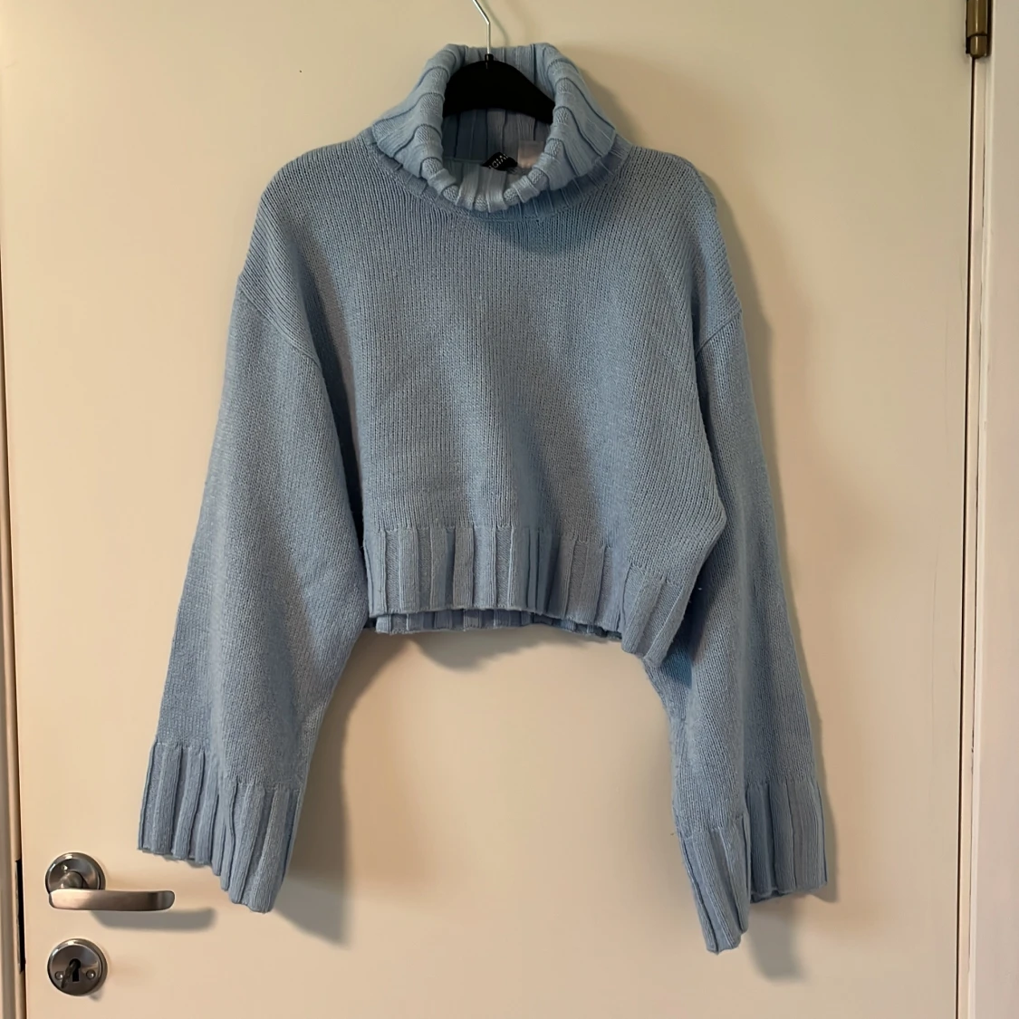 Ljusblå croppad stickad polotröja