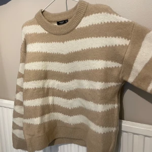Stickad tröja från Mango - Mysig stickad tröja från Mango i beige och vitt, storlek L. Väldigt fint skick🤍