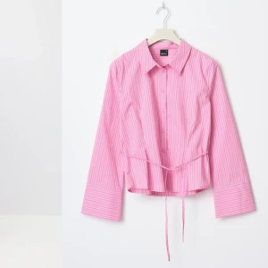 Rosa skjorta - Säljer denna superfina slutsålda figurformade skjortan med knytning och vida ärmar, från Ginatricot, endast testad. Tyckte den var för liten vid bröstet för mig tyvärr. Storlek 38. Säljer för 349kr + frakt💕💕💕