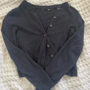Marinblå kofta från lager 157 - En marinblå kofta från lager 157 med knappar som inte längre kommer till användning i strl S