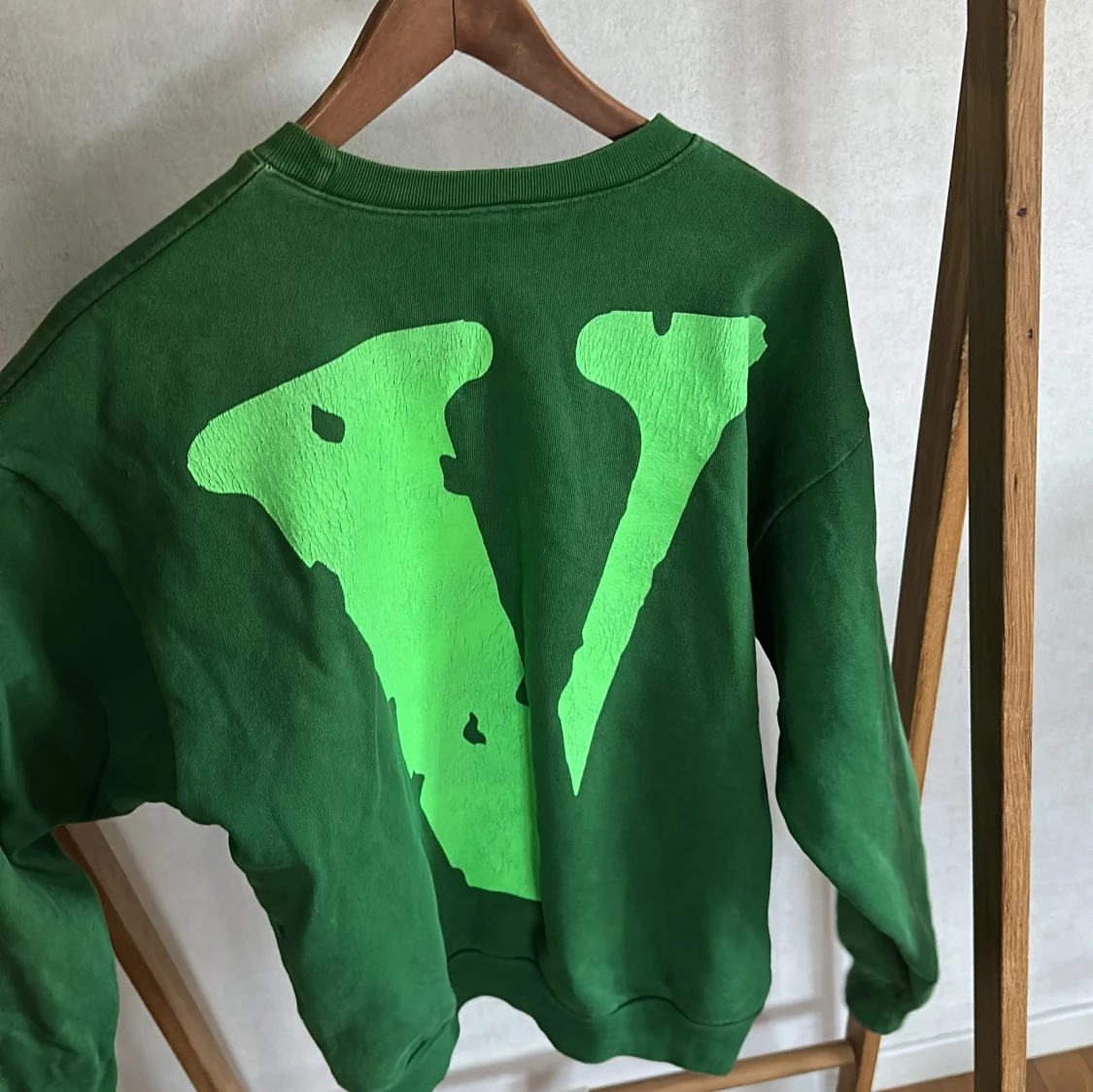 Grön sweatshirt med neongrönt tryck från VLONE - 1