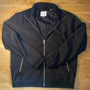 Vårjacka  - Säljer denna feta vårjackan från JacknJones. Passar perfekt nu till våren. [Skick 8/10🌟] Vid frågor är det bara att meddela mig👍. 