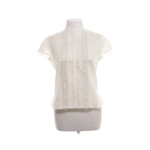 Blus HM - Söt blus/skjorta från HM med fina detaljer fram till 