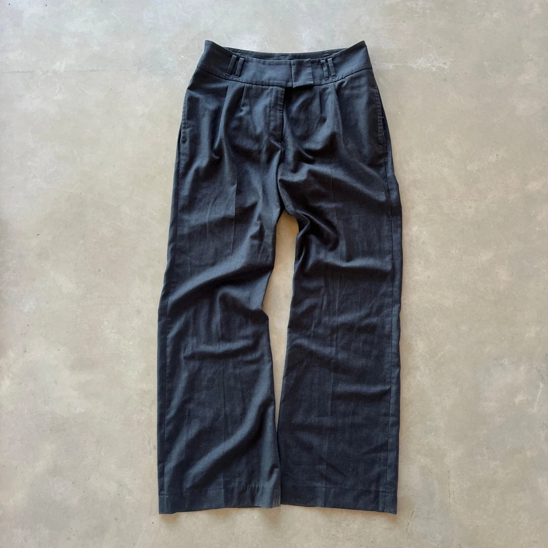 Utsvängda kostymbyxor