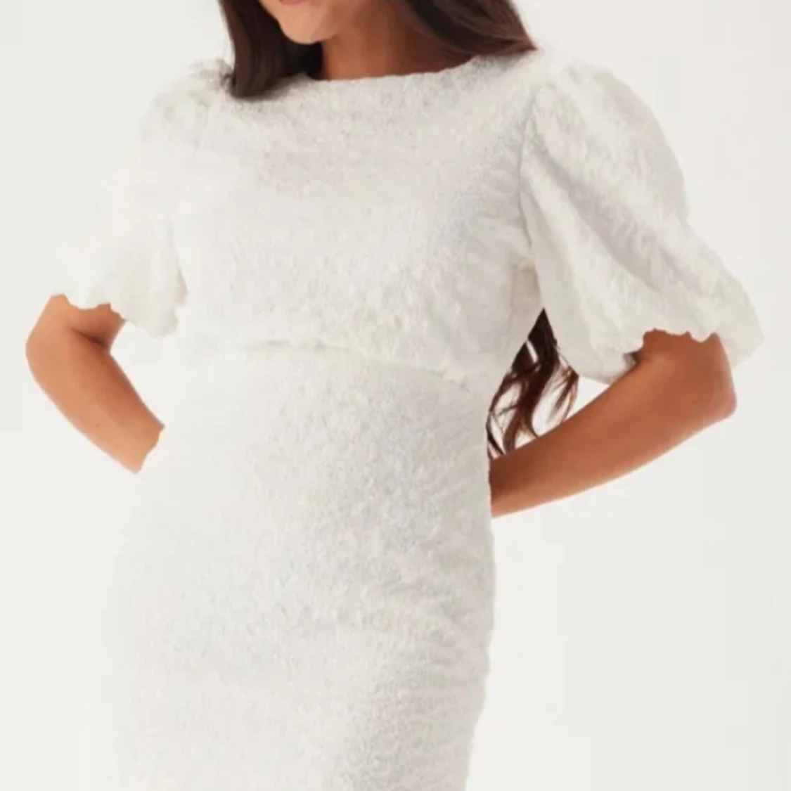 Vit klänning med puffärmar och rosettdetalj